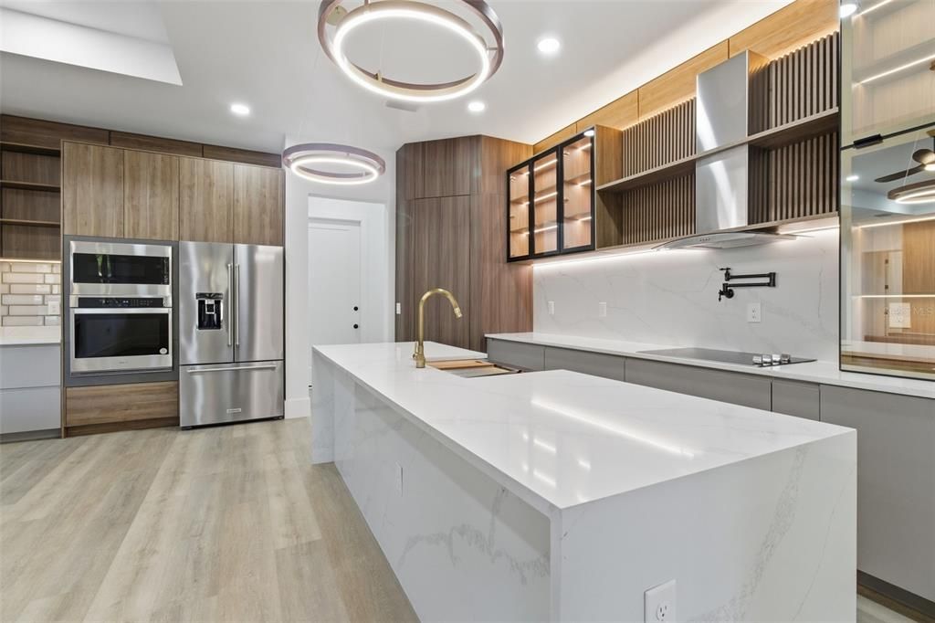 Activo con contrato: $575,000 (4 camas, 3 baños, 2405 Pies cuadrados)
