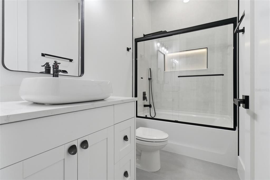Activo con contrato: $575,000 (4 camas, 3 baños, 2405 Pies cuadrados)
