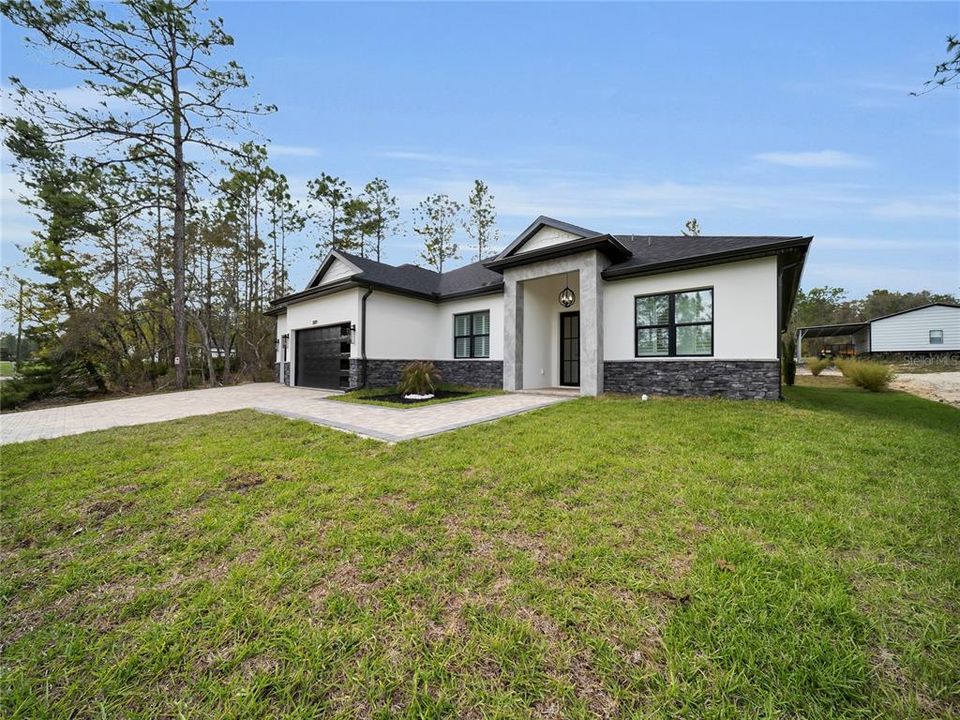 Activo con contrato: $575,000 (4 camas, 3 baños, 2405 Pies cuadrados)