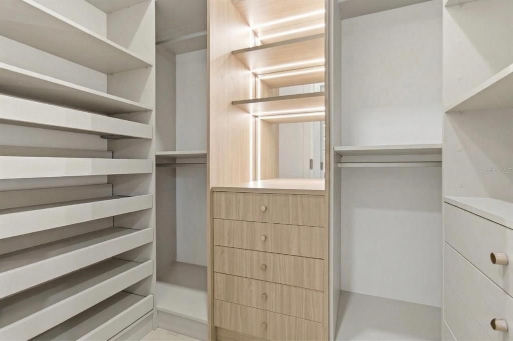 Activo con contrato: $575,000 (4 camas, 3 baños, 2405 Pies cuadrados)