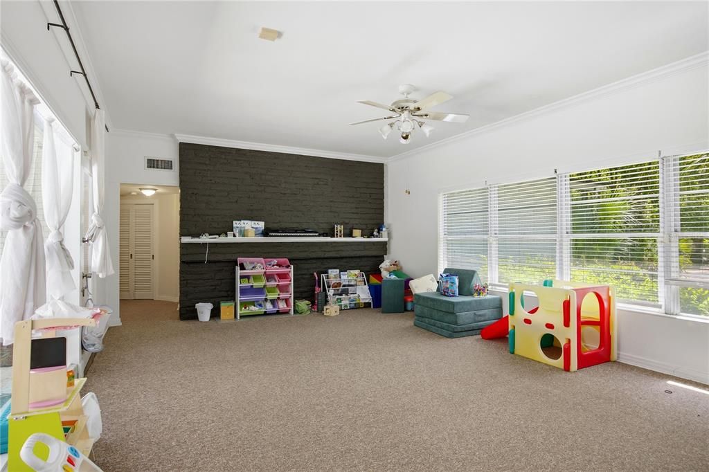 Activo con contrato: $520,000 (3 camas, 3 baños, 1888 Pies cuadrados)