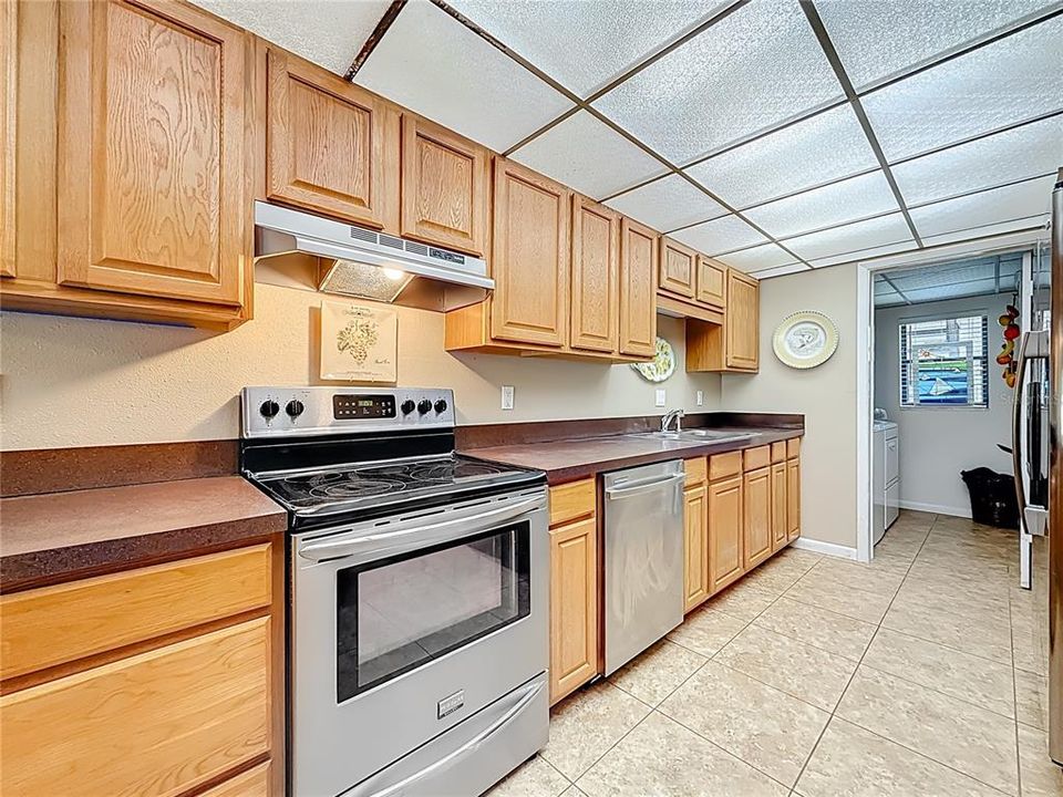 Active With Contract: $187,900 (2 beds, 2 baths, 1371 Square Feet)