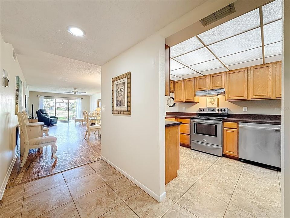 Active With Contract: $187,900 (2 beds, 2 baths, 1371 Square Feet)