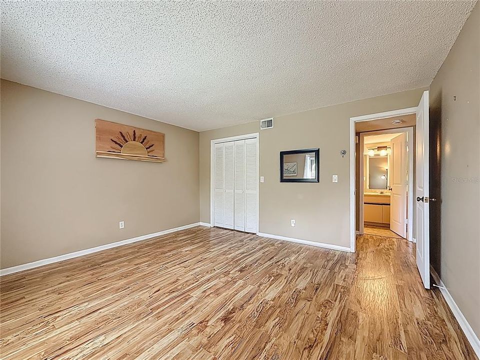 Active With Contract: $187,900 (2 beds, 2 baths, 1371 Square Feet)