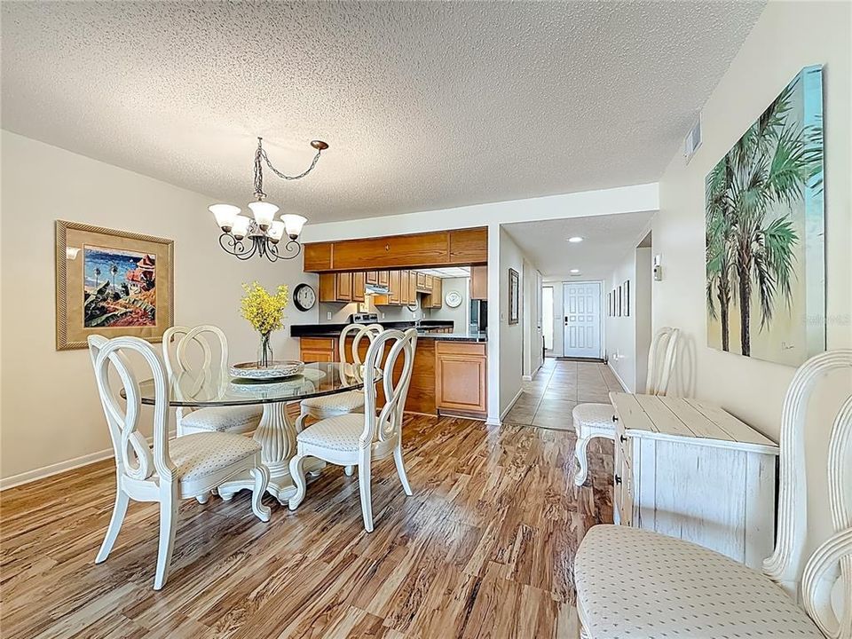 Active With Contract: $187,900 (2 beds, 2 baths, 1371 Square Feet)