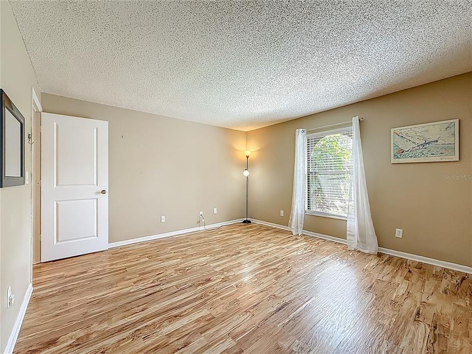 Active With Contract: $187,900 (2 beds, 2 baths, 1371 Square Feet)
