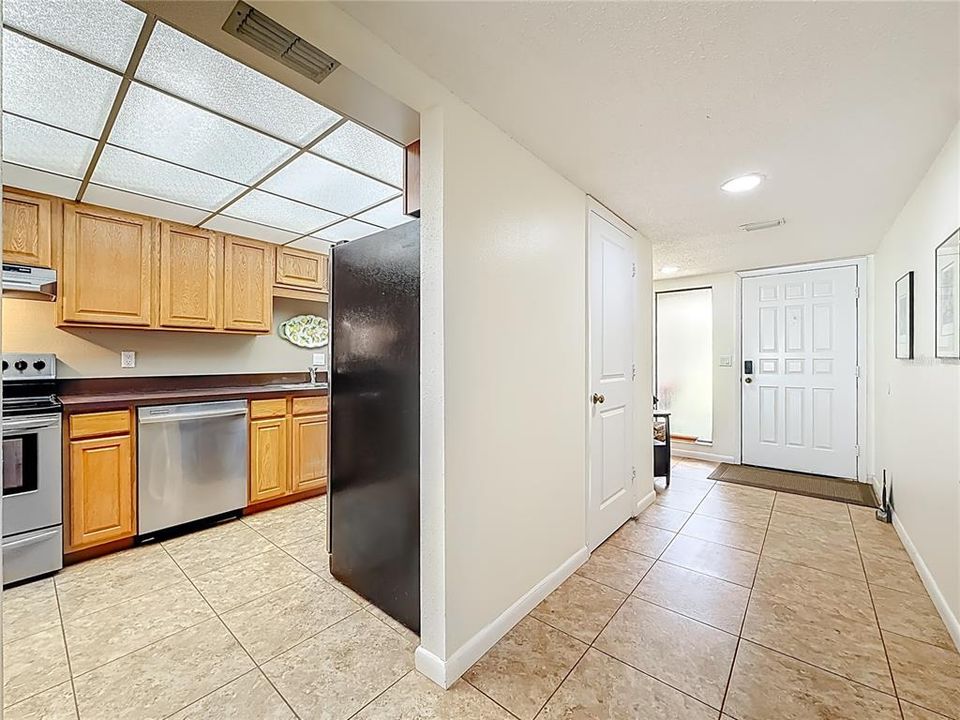 Active With Contract: $187,900 (2 beds, 2 baths, 1371 Square Feet)