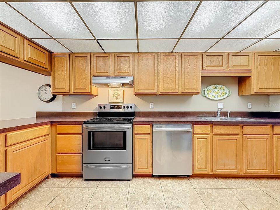 Active With Contract: $187,900 (2 beds, 2 baths, 1371 Square Feet)