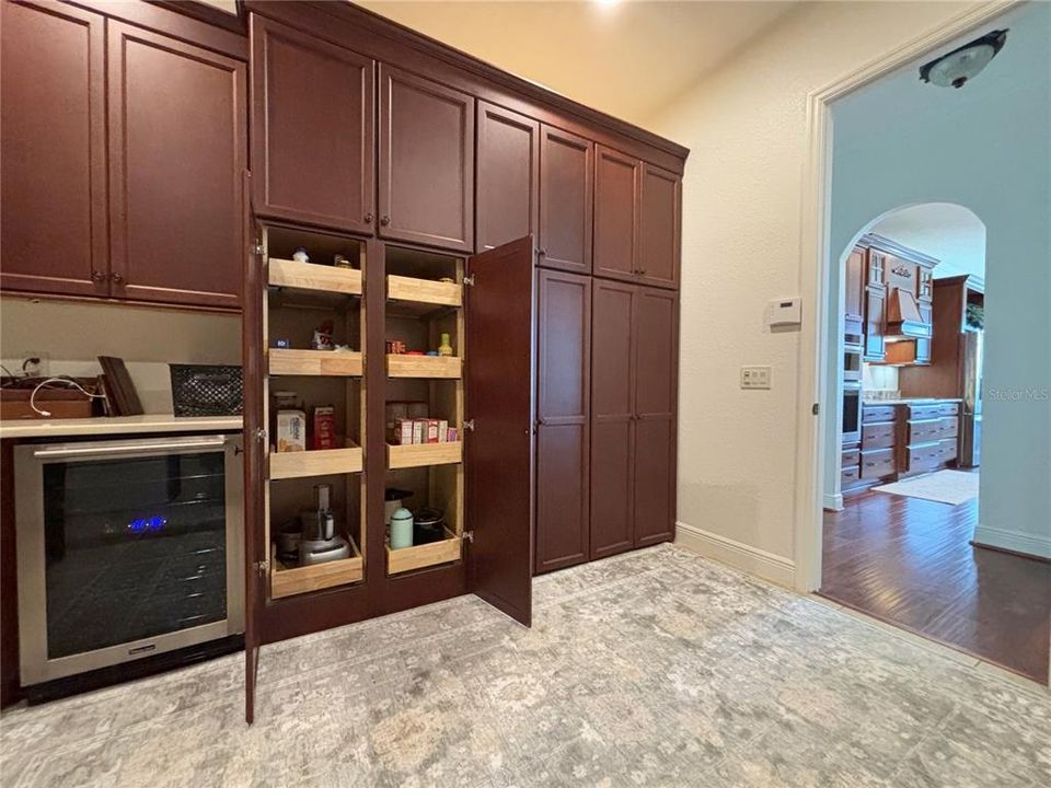 En Venta: $589,000 (4 camas, 2 baños, 2676 Pies cuadrados)