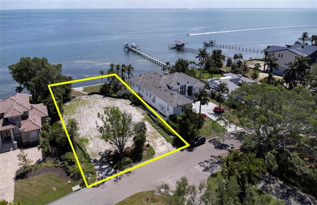 En Venta: $1,999,999 (0.48 acres)