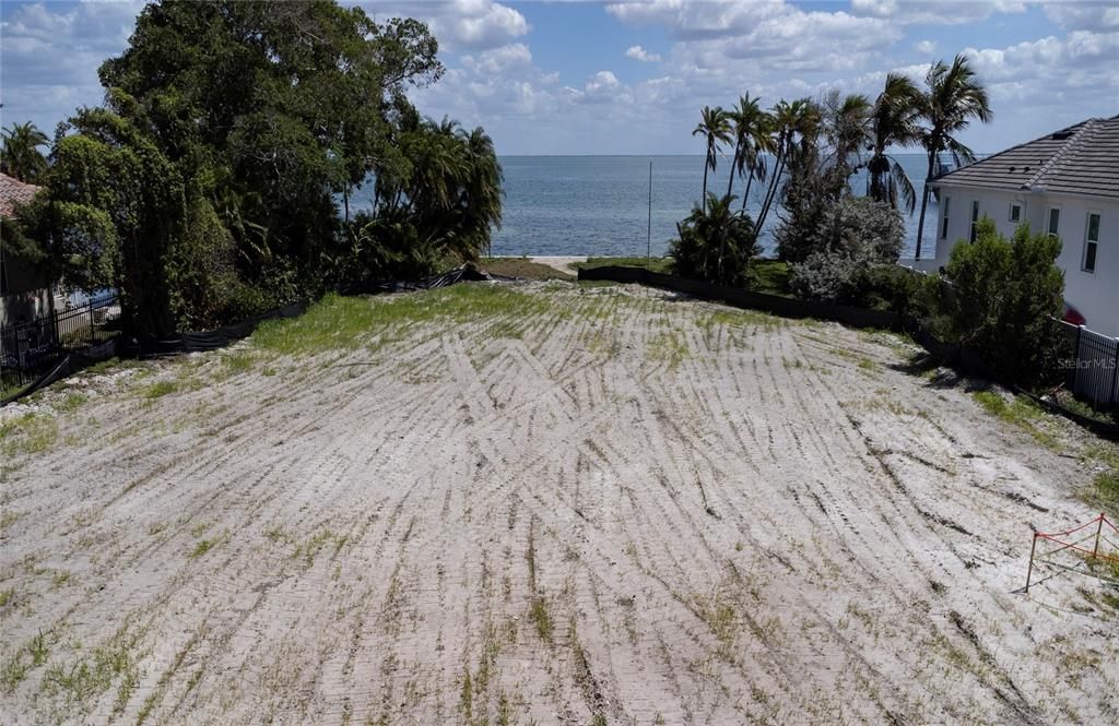 En Venta: $1,999,999 (0.48 acres)