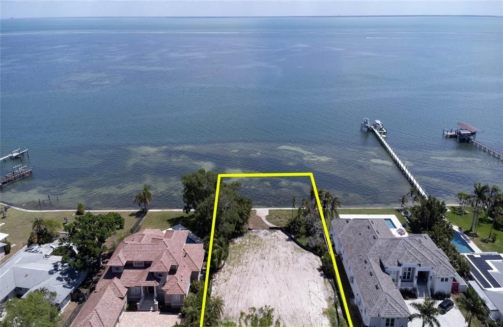 En Venta: $1,999,999 (0.48 acres)