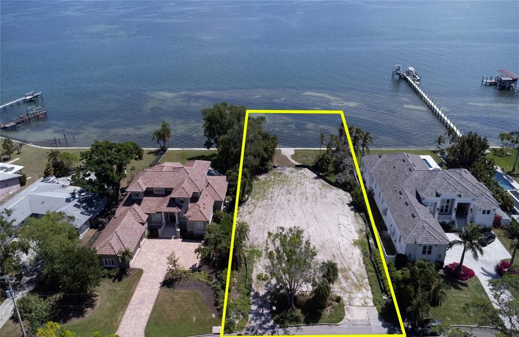 En Venta: $1,999,999 (0.48 acres)