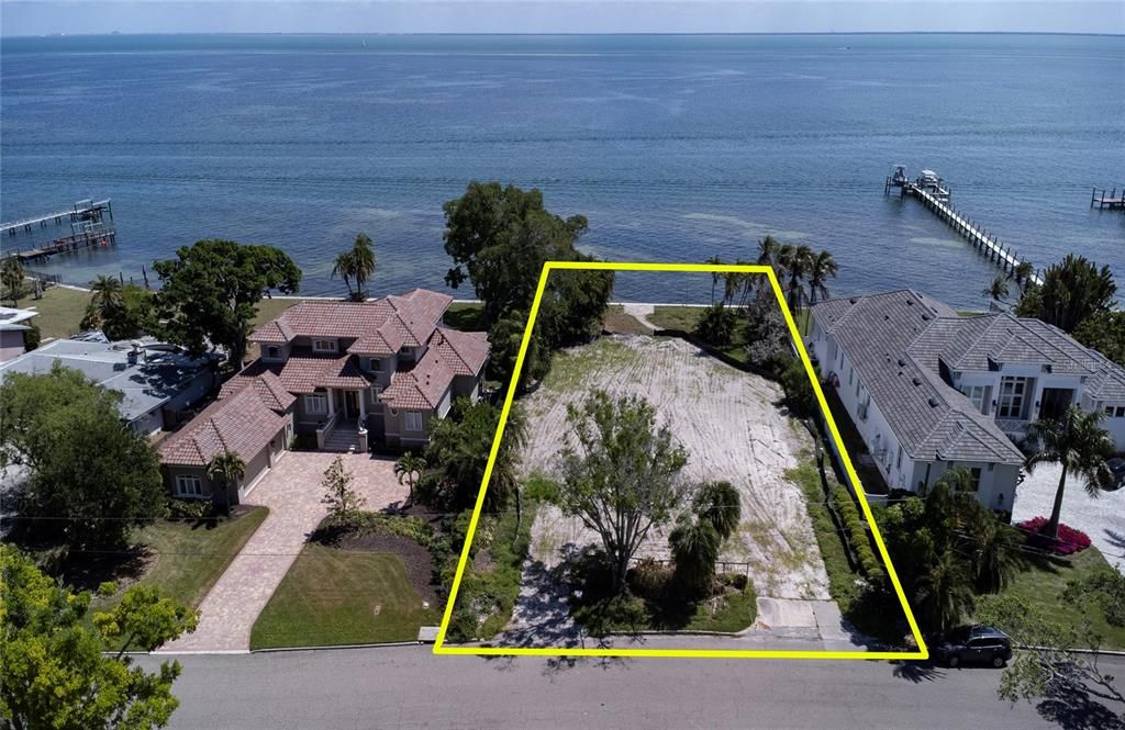 En Venta: $1,999,999 (0.48 acres)