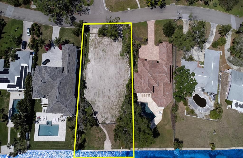 En Venta: $1,999,999 (0.48 acres)