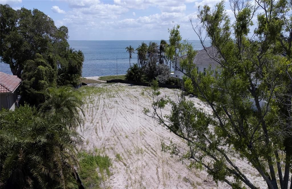 En Venta: $1,999,999 (0.48 acres)