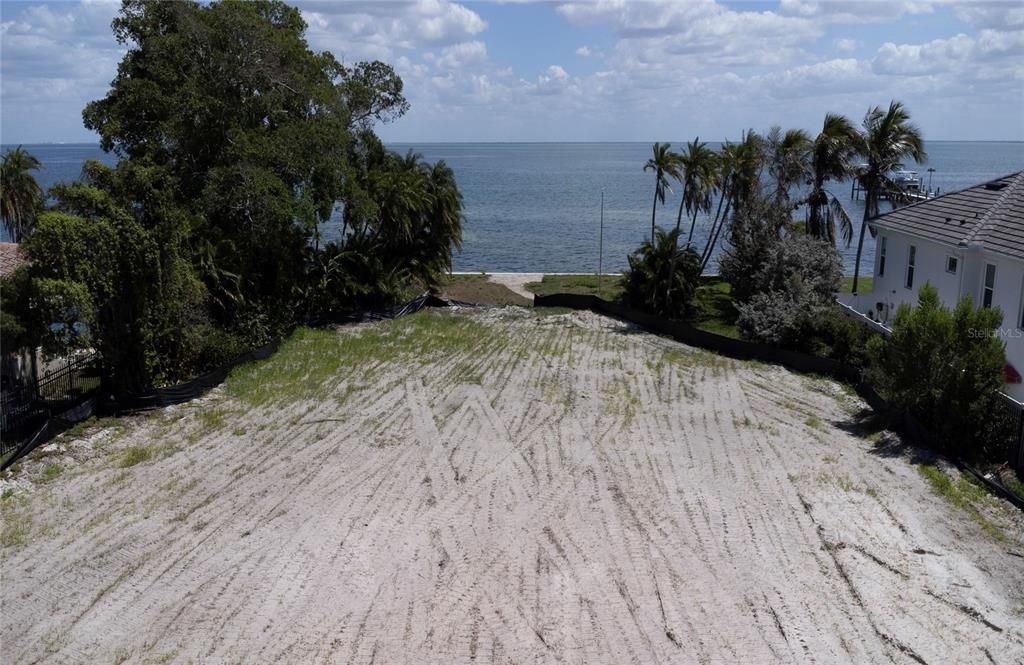 En Venta: $1,999,999 (0.48 acres)