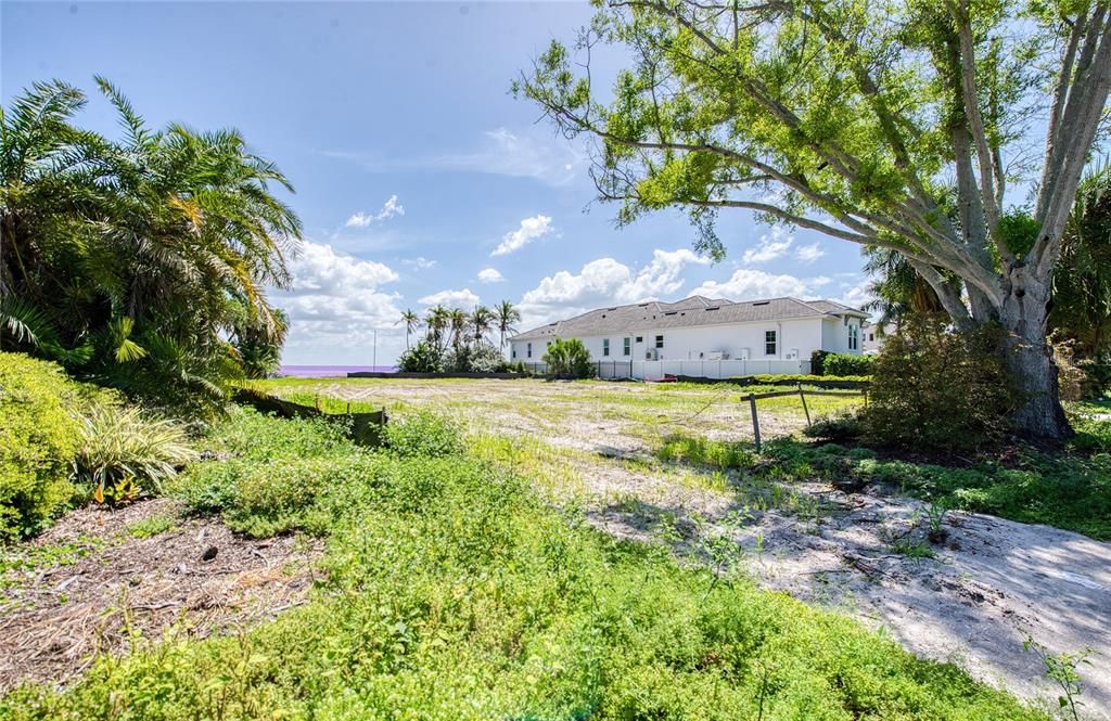 En Venta: $1,999,999 (0.48 acres)