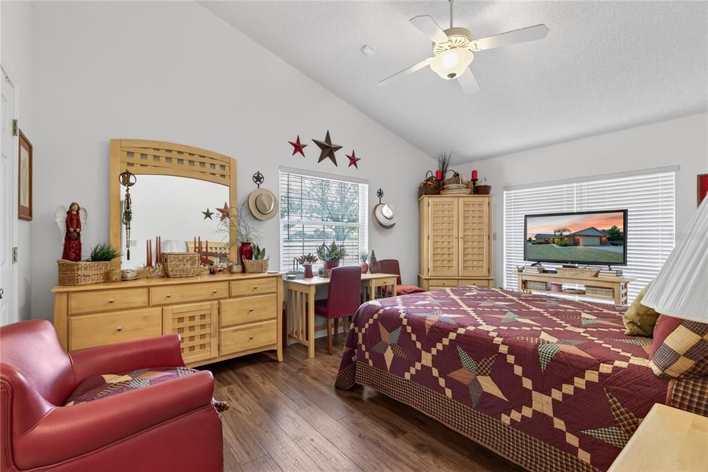For Sale: $599,000 (3 beds, 2 baths, 1391 Square Feet)