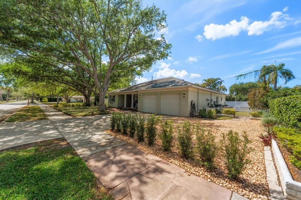 Active With Contract: $1,225,000 (3 beds, 2 baths, 2223 Square Feet)