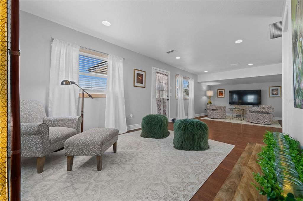 For Sale: $635,000 (2 beds, 1 baths, 1106 Square Feet)