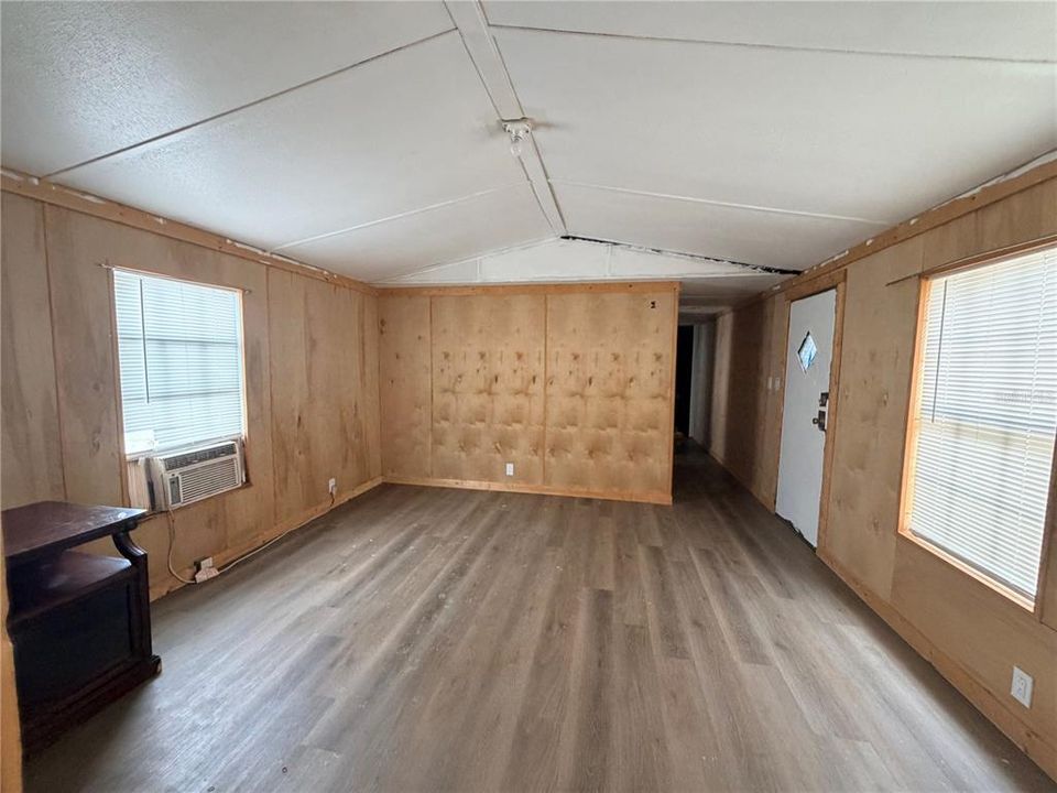 For Sale: $635,000 (2 beds, 1 baths, 1106 Square Feet)