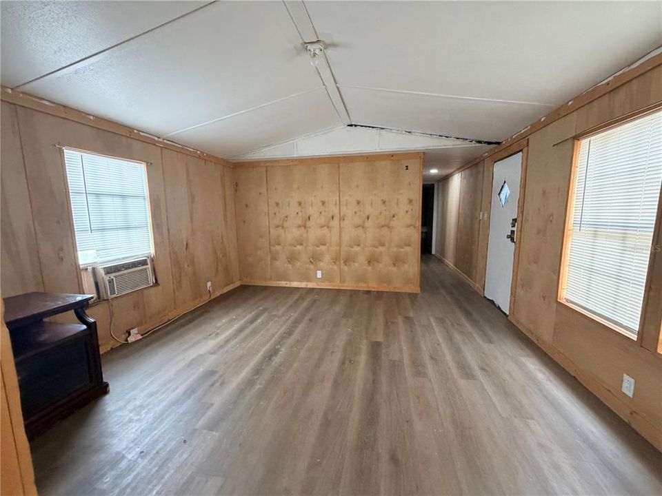 For Sale: $635,000 (2 beds, 1 baths, 1106 Square Feet)