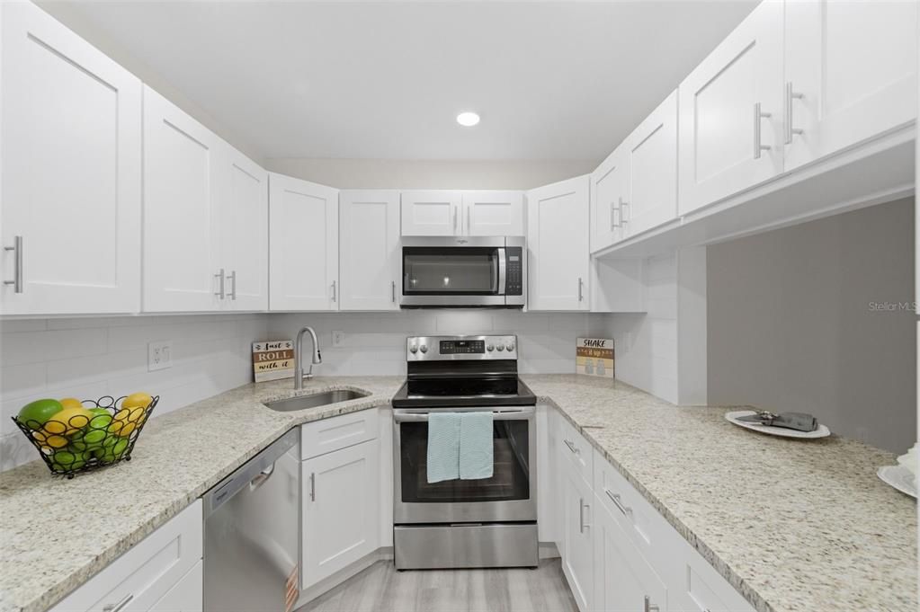 Active With Contract: $184,900 (2 beds, 2 baths, 1038 Square Feet)