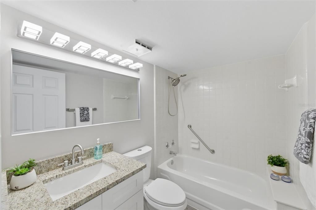 Active With Contract: $184,900 (2 beds, 2 baths, 1038 Square Feet)