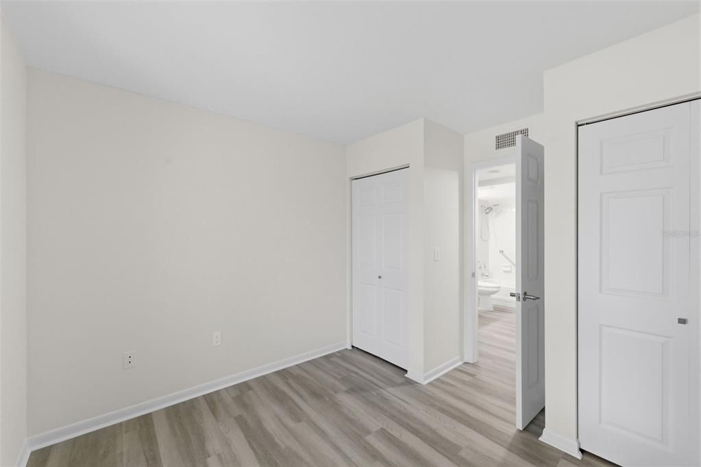 Active With Contract: $184,900 (2 beds, 2 baths, 1038 Square Feet)