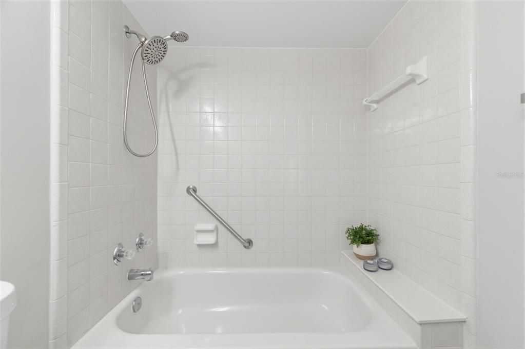 Active With Contract: $184,900 (2 beds, 2 baths, 1038 Square Feet)