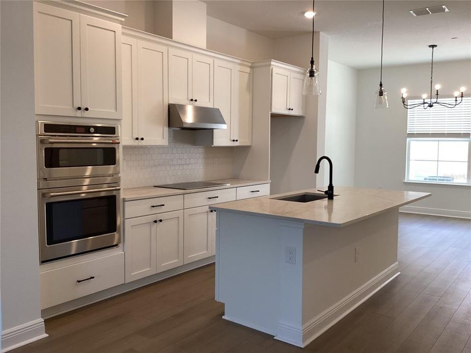 Active With Contract: $561,738 (3 beds, 2 baths, 1649 Square Feet)