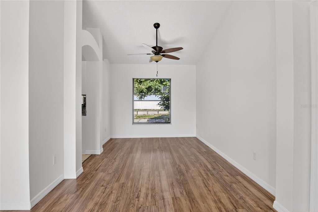 На продажу: $389,990 (3 спален, 2 ванн, 1626 Квадратных фут)