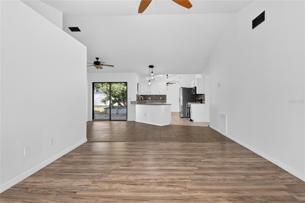 На продажу: $389,990 (3 спален, 2 ванн, 1626 Квадратных фут)