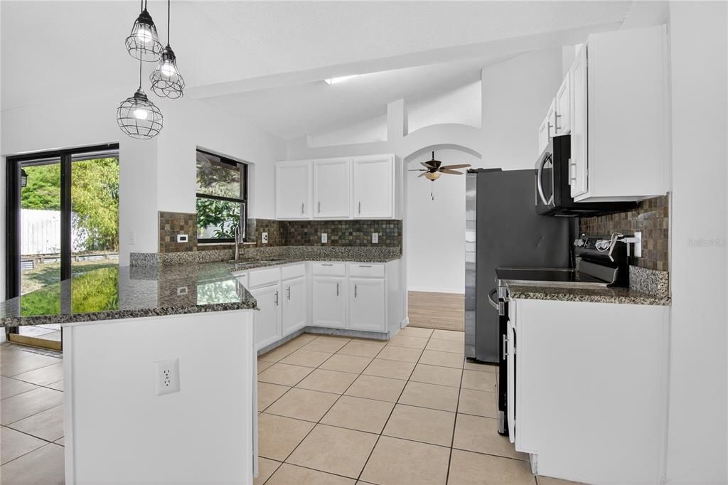 На продажу: $389,990 (3 спален, 2 ванн, 1626 Квадратных фут)