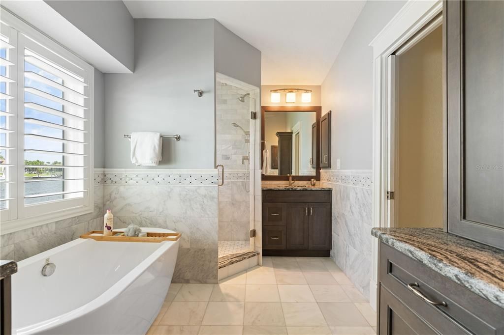 Activo con contrato: $945,000 (3 camas, 2 baños, 2373 Pies cuadrados)