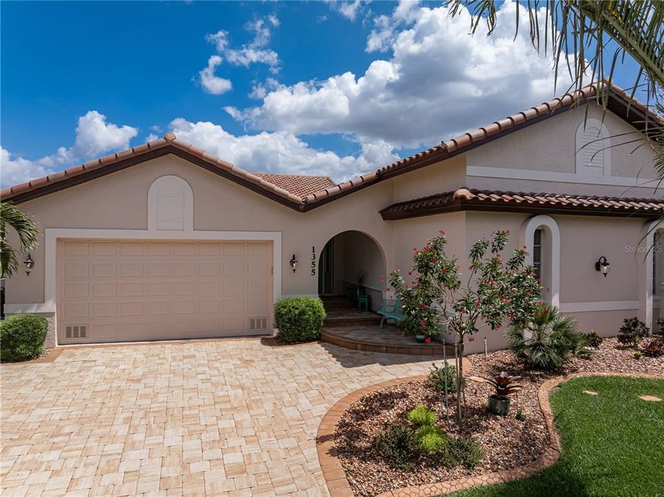 Activo con contrato: $945,000 (3 camas, 2 baños, 2373 Pies cuadrados)