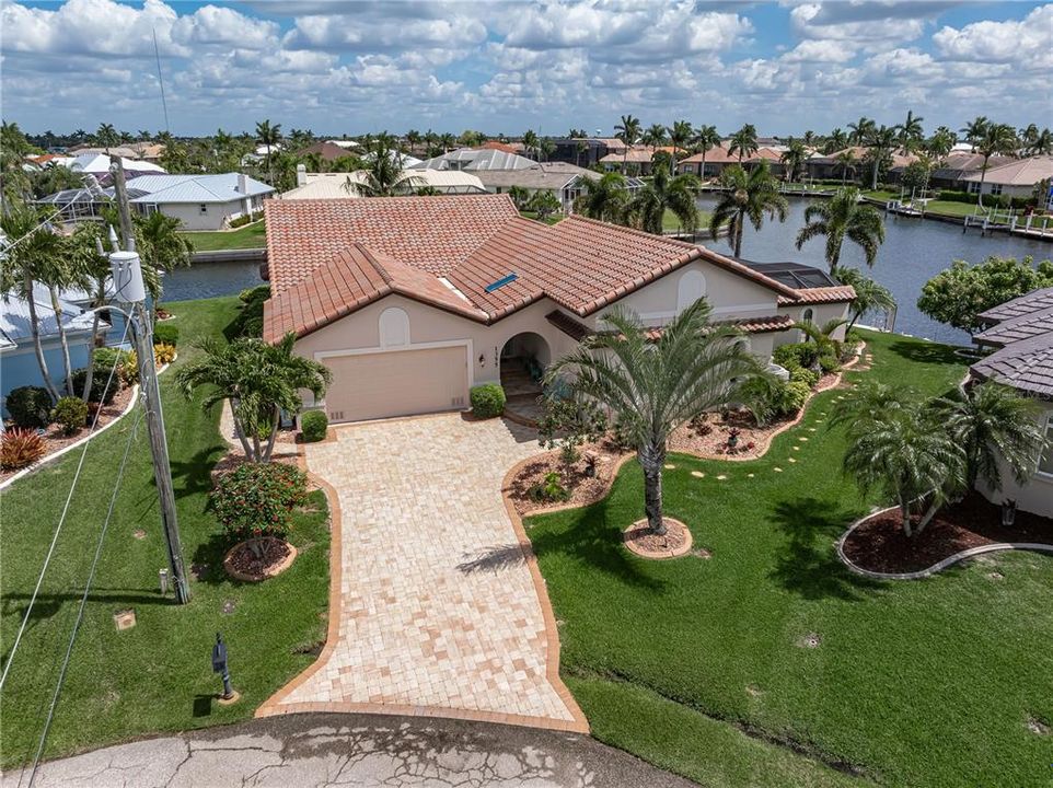 Activo con contrato: $945,000 (3 camas, 2 baños, 2373 Pies cuadrados)