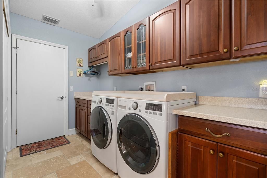 Activo con contrato: $945,000 (3 camas, 2 baños, 2373 Pies cuadrados)