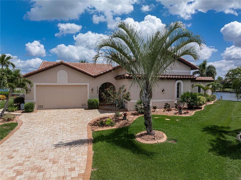 Activo con contrato: $945,000 (3 camas, 2 baños, 2373 Pies cuadrados)
