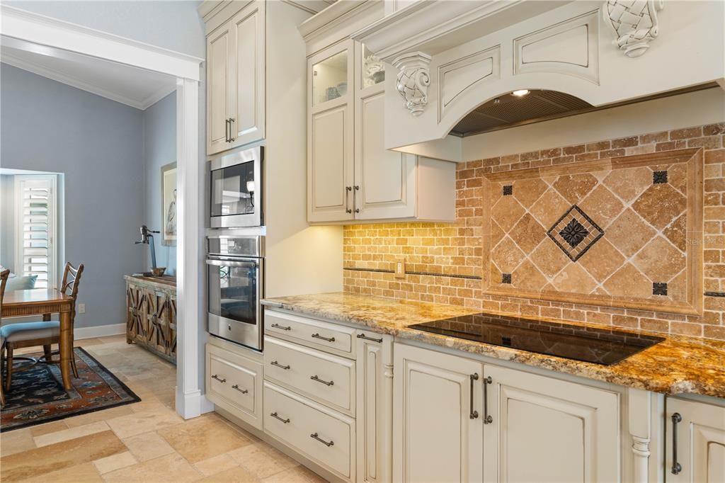 Activo con contrato: $945,000 (3 camas, 2 baños, 2373 Pies cuadrados)