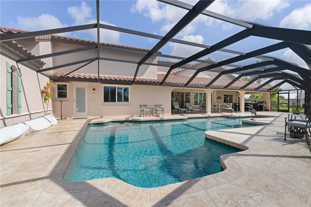 Activo con contrato: $945,000 (3 camas, 2 baños, 2373 Pies cuadrados)