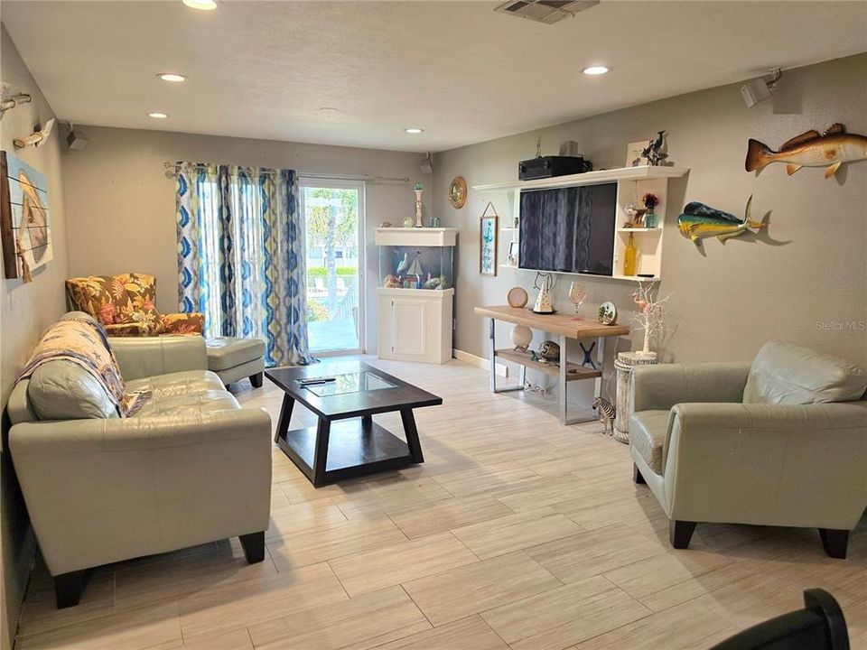 For Sale: $109,300 (1 beds, 1 baths, 838 Square Feet)