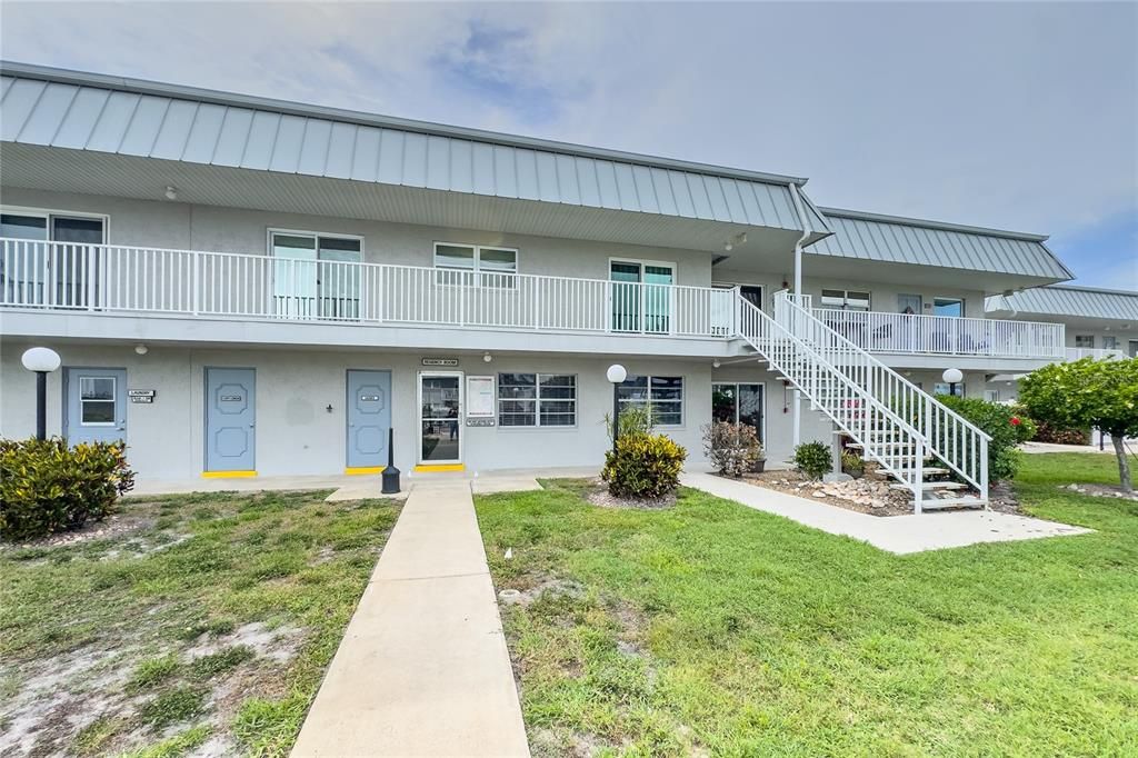 For Sale: $109,300 (1 beds, 1 baths, 838 Square Feet)