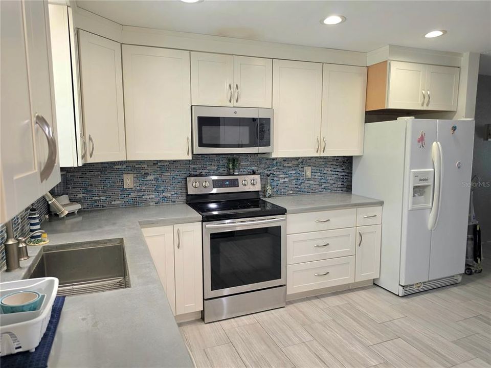 For Sale: $109,300 (1 beds, 1 baths, 838 Square Feet)