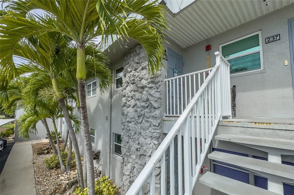 For Sale: $109,300 (1 beds, 1 baths, 838 Square Feet)