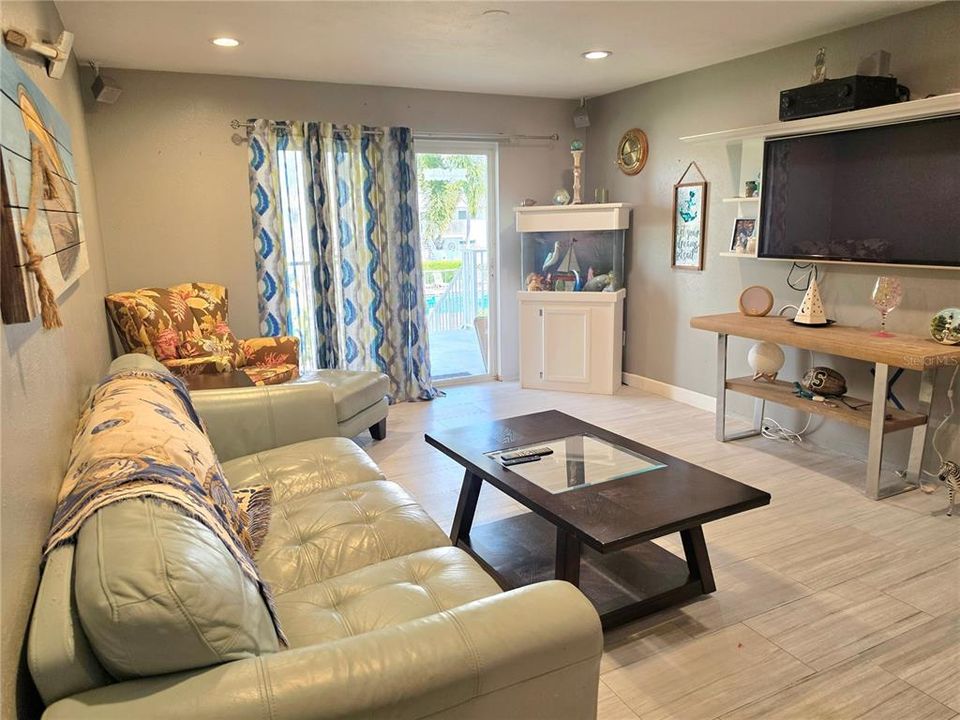 For Sale: $109,300 (1 beds, 1 baths, 838 Square Feet)