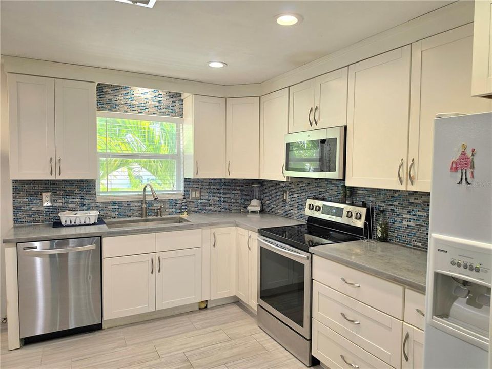 For Sale: $109,300 (1 beds, 1 baths, 838 Square Feet)