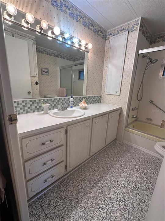 На продажу: $99,900 (2 спален, 2 ванн, 1152 Квадратных фут)