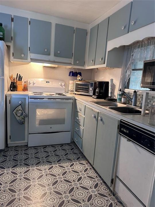 На продажу: $99,900 (2 спален, 2 ванн, 1152 Квадратных фут)